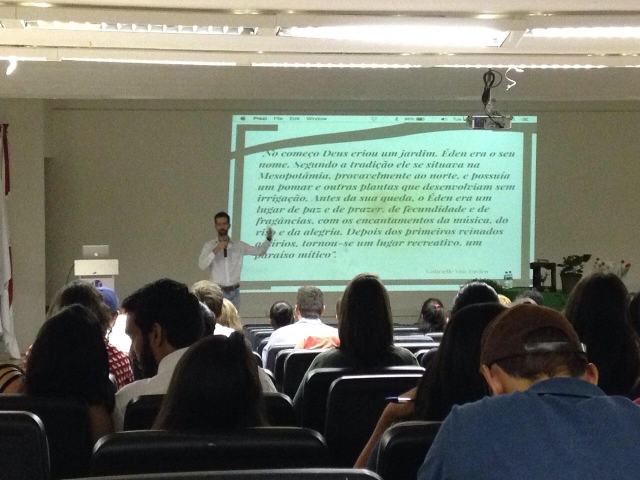 Público atento durante palestra do workshop