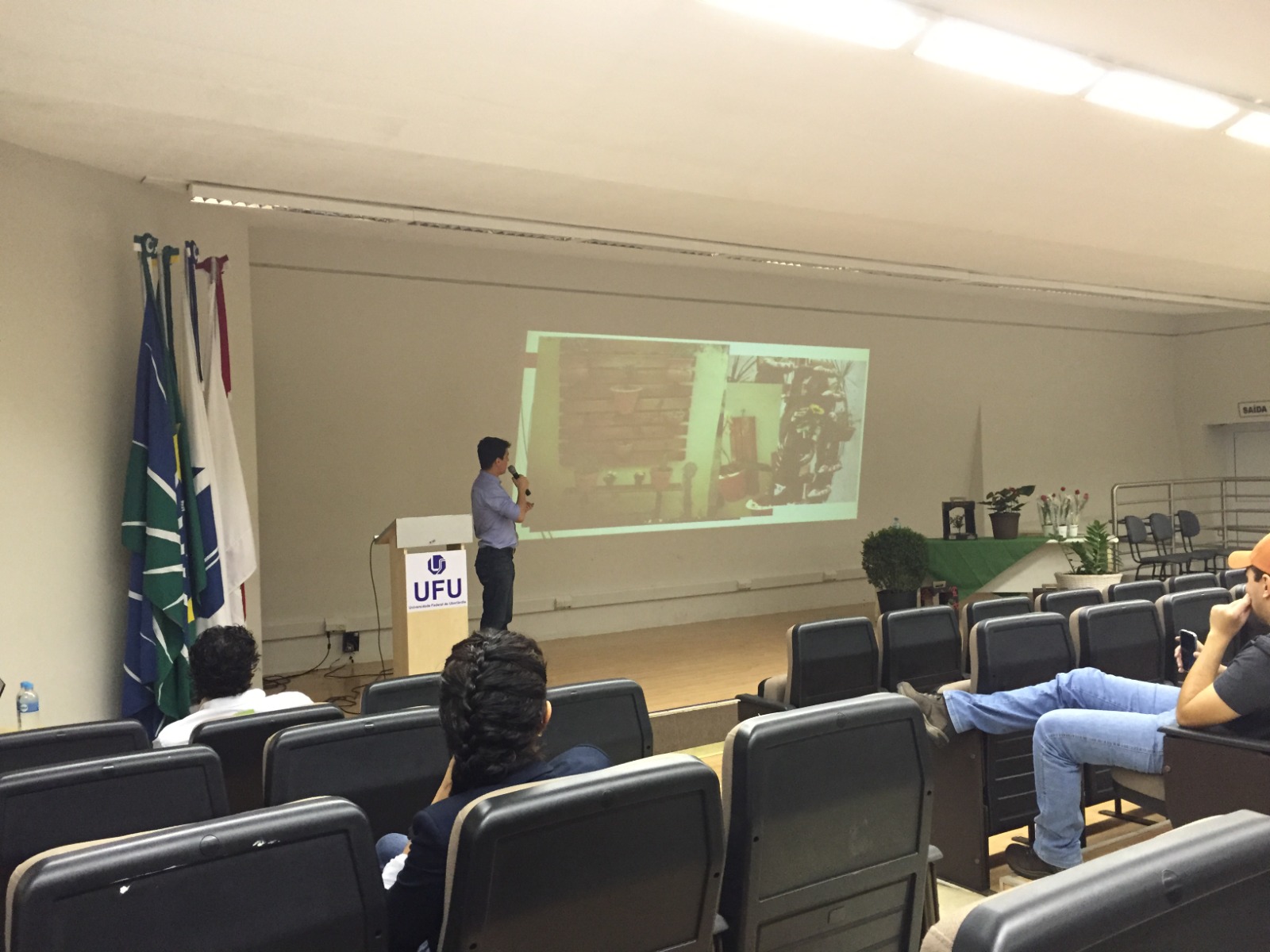 Alberto Farnese explicando conceitos de paisagismo