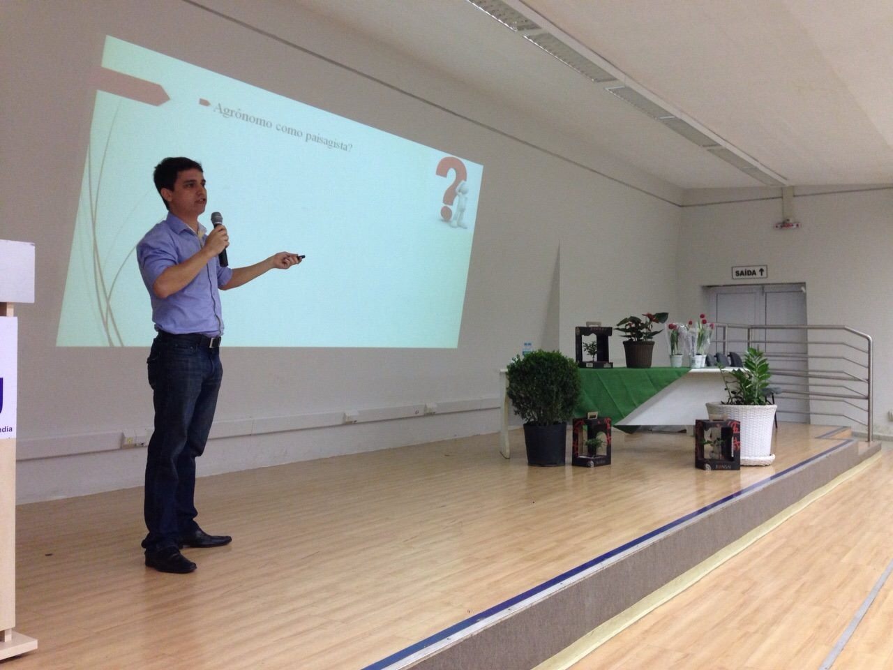 Alberto Farnese apresentando o workshop em auditório
